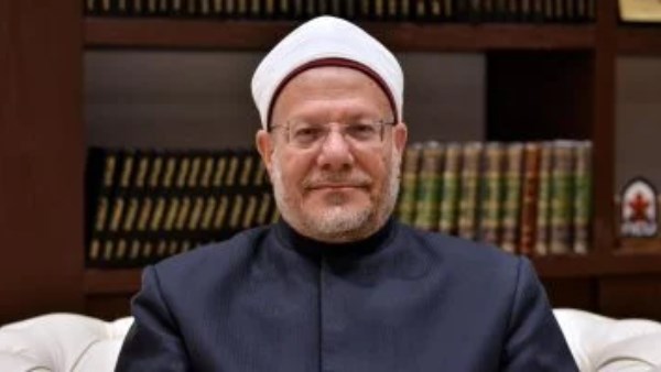 «شايلة ذهب للزمن فهل عليه زكاة مال؟» .. المفتي السابق يجيب
