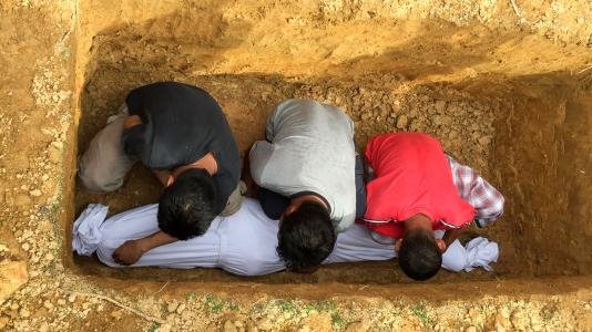 النبي كان يفعلها .. تعرف على صور بر الزوجة بعد موتها