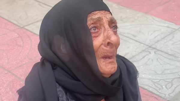 فيديو مؤثر لسيدة مسنة تبكي في الشارع: ابني ومراته مش طايقيني