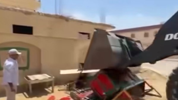 اللودر دمرها .. فيديو صادم لتحطيم عربة مأكولات شعبية في بدر