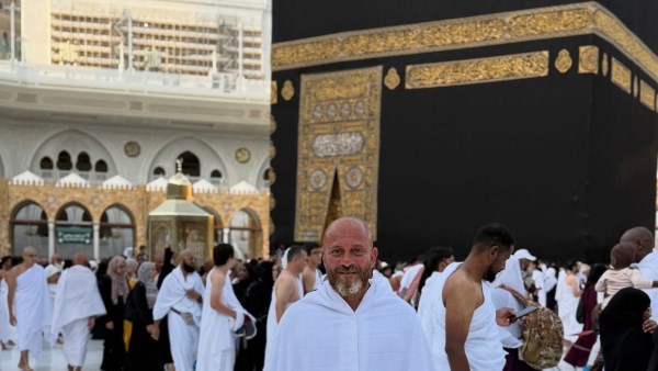وائل رياض من أمام الكعبة: «دعيت لكل اللي وصاني بالاسم.. وللي موصانيش»