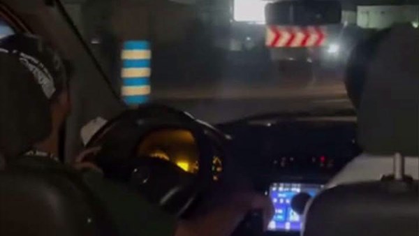 مشغلين أغاني وبيلفوا بالشوارع.. أول رد رسمي على فيديو قيادة شباب لسيارة إسعاف