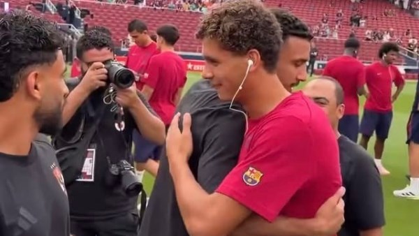 الأهلي وبرشلونة.. حمزة عبدالكريم يصافح زملائه القدامي قبل مبارة كأس خوان جامبر