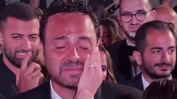 وصلة غناء ودموع .. عاصي الحلاني ينهار في حفل زفاف ابنته دانا