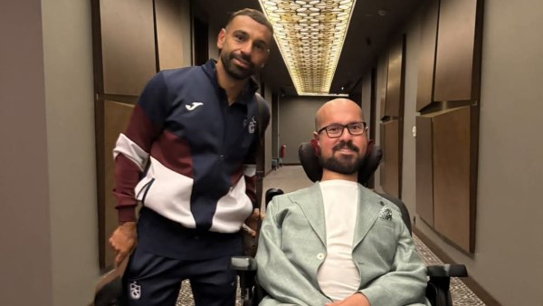 لقاء استثنائي مع الفرعون.. لاعب البوتشيا يحتفل بصورته مع محمد صلاح