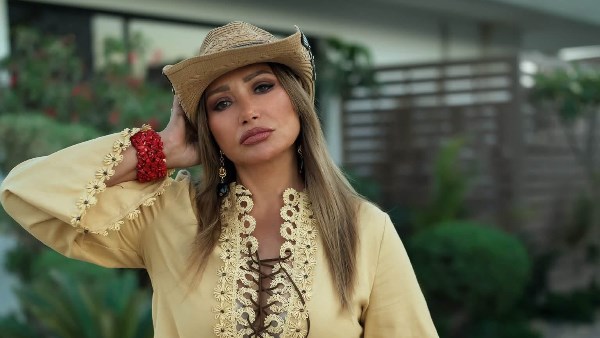 ليلى علوي تخطف الأنظار بلوك  صيفي جريء