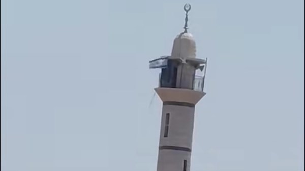 جنود إسرائيليون يرفعون علم الاحتلال فوق مئذنة مسجد أبو عبيدة في طولكرم