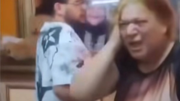 الحقوني ولادي بيضربوني .. تداول فيديو صادم من شقة في السيدة زينب