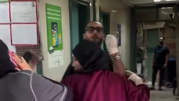 باباك بيقول هسجنكوا .. مشادة بين شاب وطبيب بمستشفى تثير الجدل