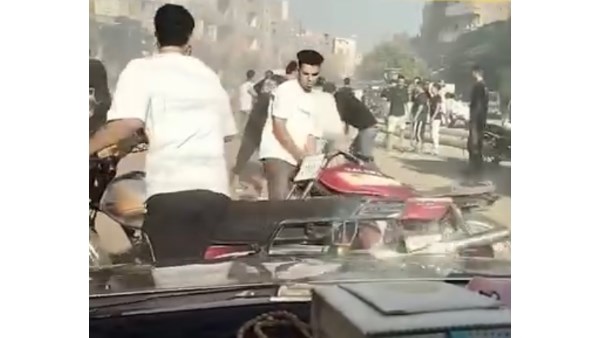 مغامرة موت.. استعراض بالدراجات النارية في المنوفية يثير استياء الأهالي