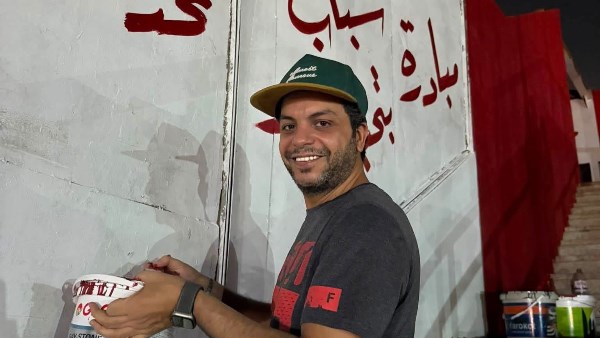 بإيدينا نجمل منطقتنا.. شباب المطرية والنعام يحولون كوبري المشاة للوحة جمالية
