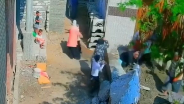 اعتداء شباب على سيدة وابنتها في منشية الجمال بالدقهلية يثير الغضب .. فيديو