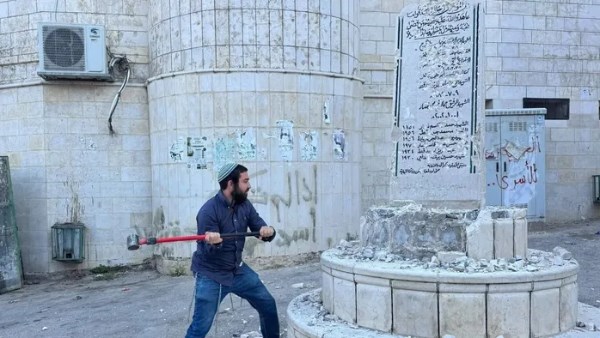 عضو بالكنيست الإسرائيلي يحطم نصبًا تذكاريًا لشهداء فلسطينيين في الضفة