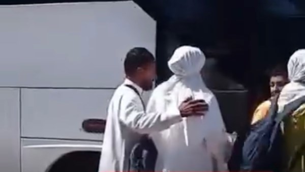 بدأوا حياتهم الزوجية بالطاعة.. عروسان يلغيان حفل الزفاف ويستبدلان تكاليفه برحلة عُمرة