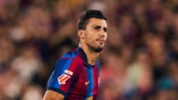 أفضل اللاعبين في العالم .. تعليق رودري بعد الظهور الأول مع برشلونة