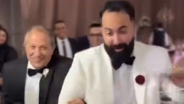على أغنية الواد طالع لمين .. محافظ بورسعيد السابق يرقص في حفل زفاف نجله