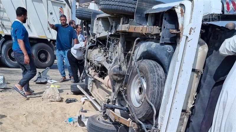 حادث الطريق الأوسطي.. بدأ بمحاولة إنقاذ وانتهى بفقدان ضابط وفرد شرطة وإصابة آخرين (صور)