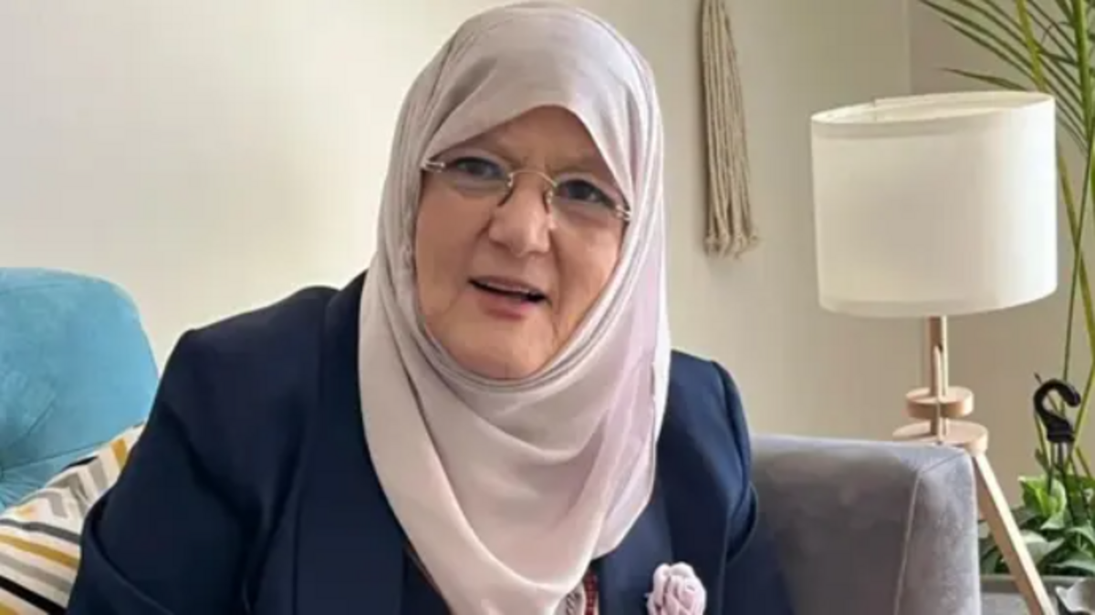 شمس البارودي تنشر صورة نادرة من شبابها وتعلق: كله طبيعي