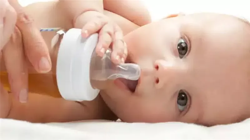 هل الأعشاب مفيدة للأطفال حديثي الولادة؟ استشاري يجيب