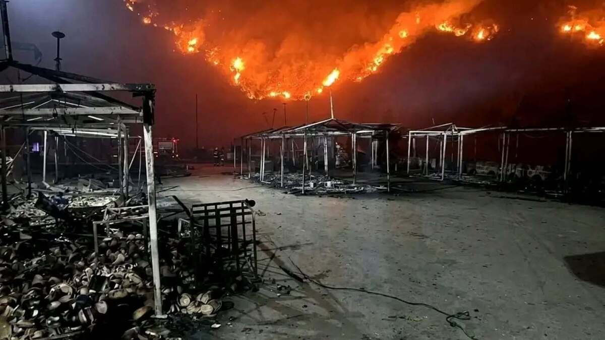 الحرائق تترك دماراً واسعاً شرق الجزائر.. صور توثق