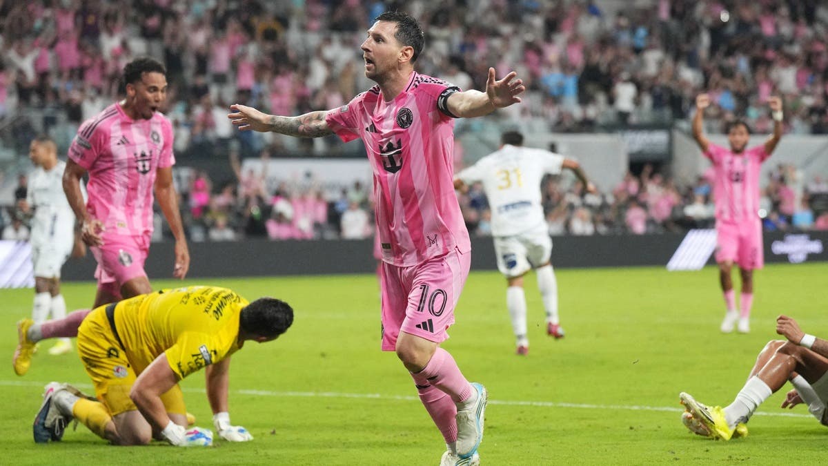 ميسي يصبح أفضل هداف في كأس الرابطتين
