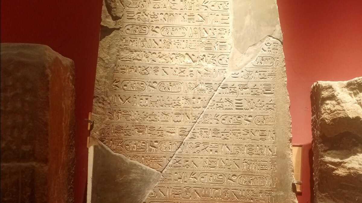 ليس بـ”الأسمنت”.. مصر تكشف تفاصيل ما جرى في لوحة رمسيس الثاني