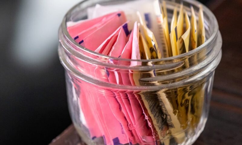 عالم أوبئة يشير لتأثير المحليات الصناعية على الدماغ.. ويقارنها بالسكر