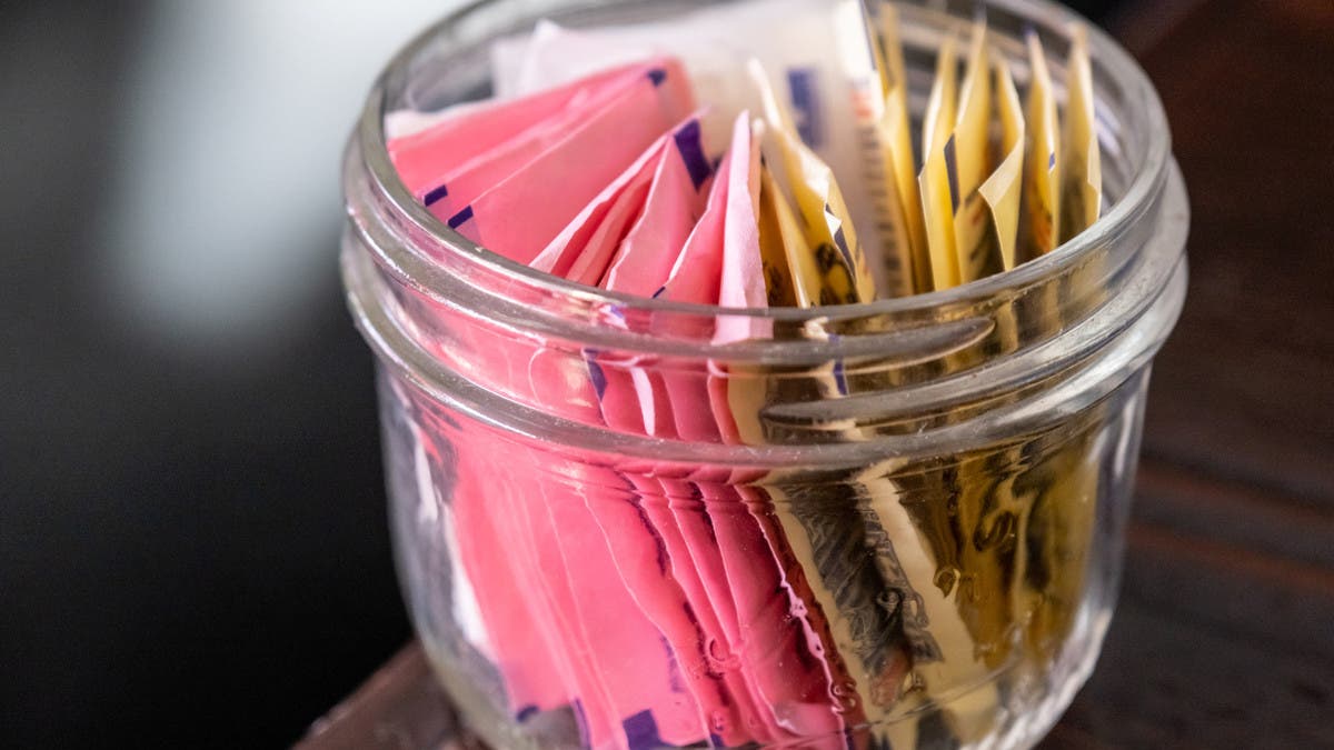 عالم أوبئة يشير لتأثير المحليات الصناعية على الدماغ.. ويقارنها بالسكر