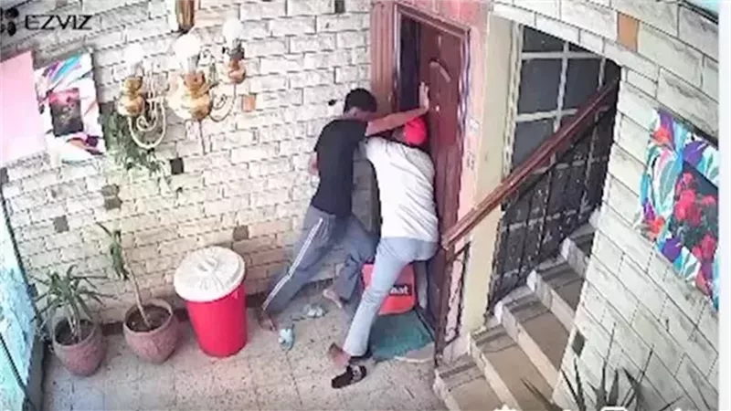 إحنا بتوع الدليفري، ضبط شخصين حاولا اقتحام مسكن سيدات كينيات في البساتين