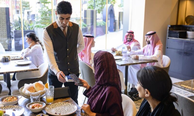 إنفاق المستهلكين في السعودية يسجل 3.78 مليار دولار أسبوعياً.. والتعليم يقفز 134%