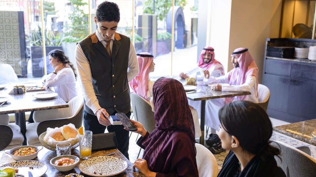إنفاق المستهلكين في السعودية يسجل 3.78 مليار دولار أسبوعياً.. والتعليم يقفز 134%