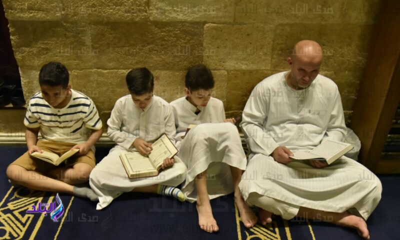حكم الأب الذي يفرط في حقوق أولاده وهم تحت رعايته.. تعرف عليه