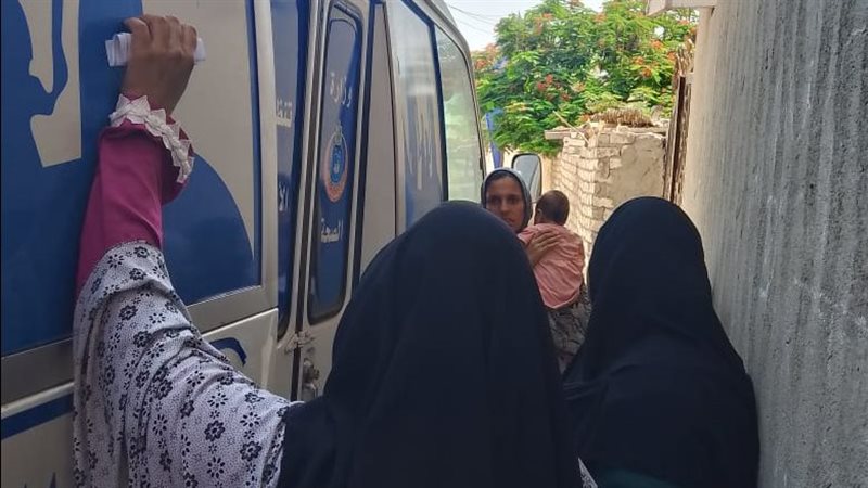 محافظ الإسماعيلية يتابع وصول خدمات تنظيم الأسرة إلى توابع القرى