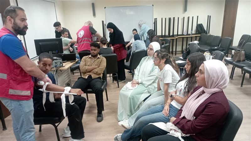 الهلال الأحمر يدرب طلاب طب عين شمس على الإسعافات الأولية ودعم الحياة الأساسي