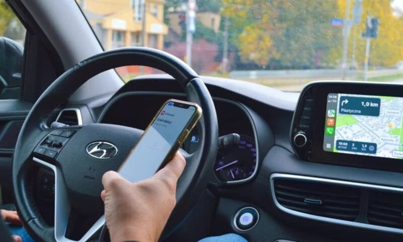 طريقة حماية هاتفك من السخونة الزائدة داخل السيارة