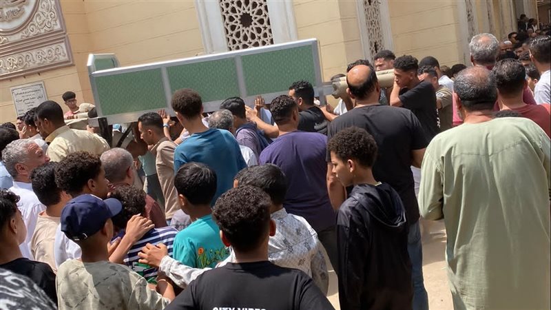 أهالي كفر الطويلة بالدقهلية يشيعون جثماني سيدة ونجلها ضحيتي حادث تصادم طريق طلخا