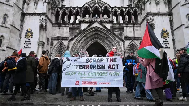 تحذيرات من تجريم التضامن مع الفلسطينيين بعد قرار واشنطن تصنيف “فلسطين أكشن” منظمة إرهابية (ما القصة؟)