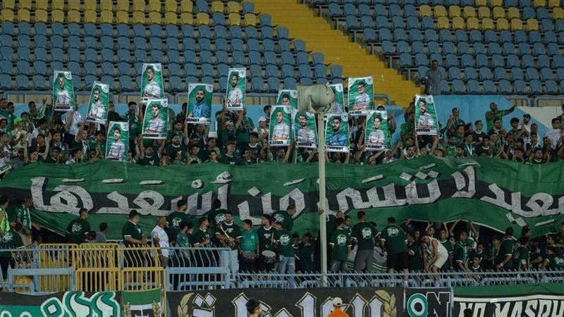 جماهير المصري ترفع لافتات بصور لاعبيها: بورسعيد لا تنسي من أسعدها