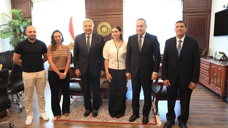 وزير التعليم العالي يكرم الطالبة هيا عمرو لمشاركتها في إسعاف مصابي مول “أرابيلا بلازا”