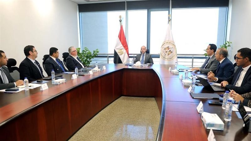 وزير الاستثمار يبحث آخر تطورات مشروع برج فوربس الدولي