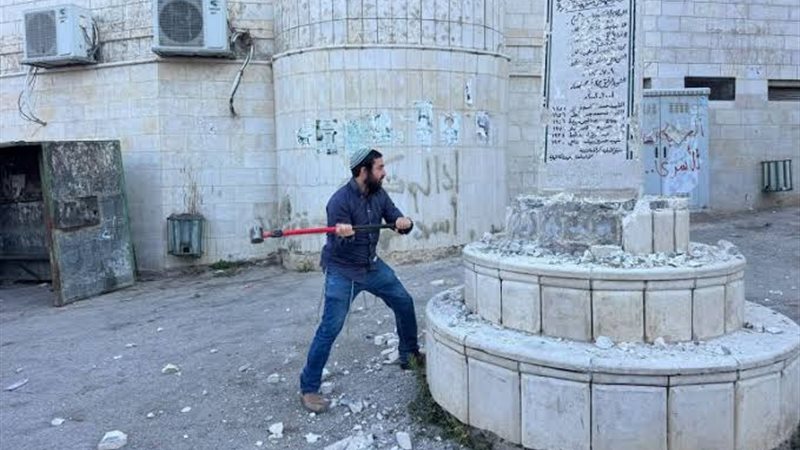 مطرقة الإرهابي سوكوت تحطم نصبا تذكاريا فلسطينيا.. و”هآرتس”: سلوكيات المسؤولين الإسرائيليين في الضفة “استعراض انتخابي” (فيديو)