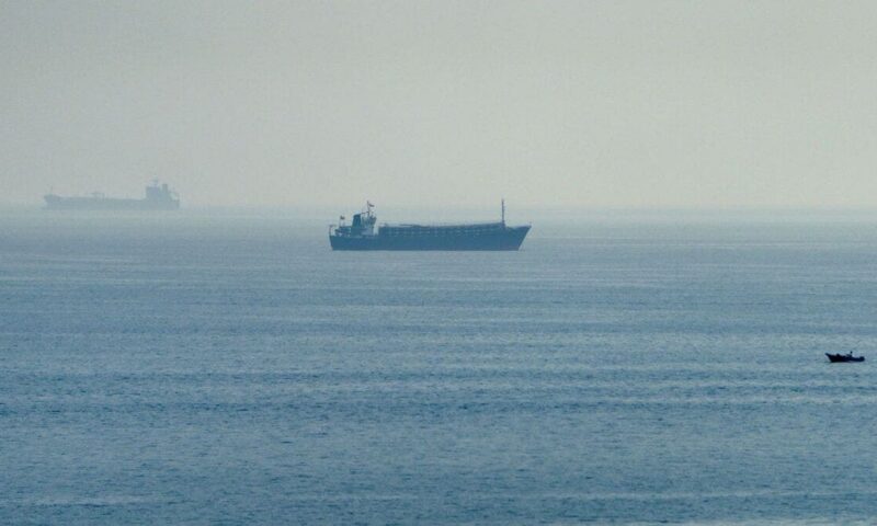 فقدان بحار بعد استهداف سفينة بضائع بمقذوف قرب هرمز