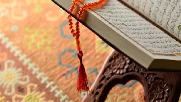 فتاوى وأحكام | حكم ابتلاع بقايا طعام أثناء الصلاة ..هل يجوز لمن فاجأها الحيض زيارة قبر النبي؟..كيف تتعامل مع المصحف إذا كان لا يمكن إصلاحه؟