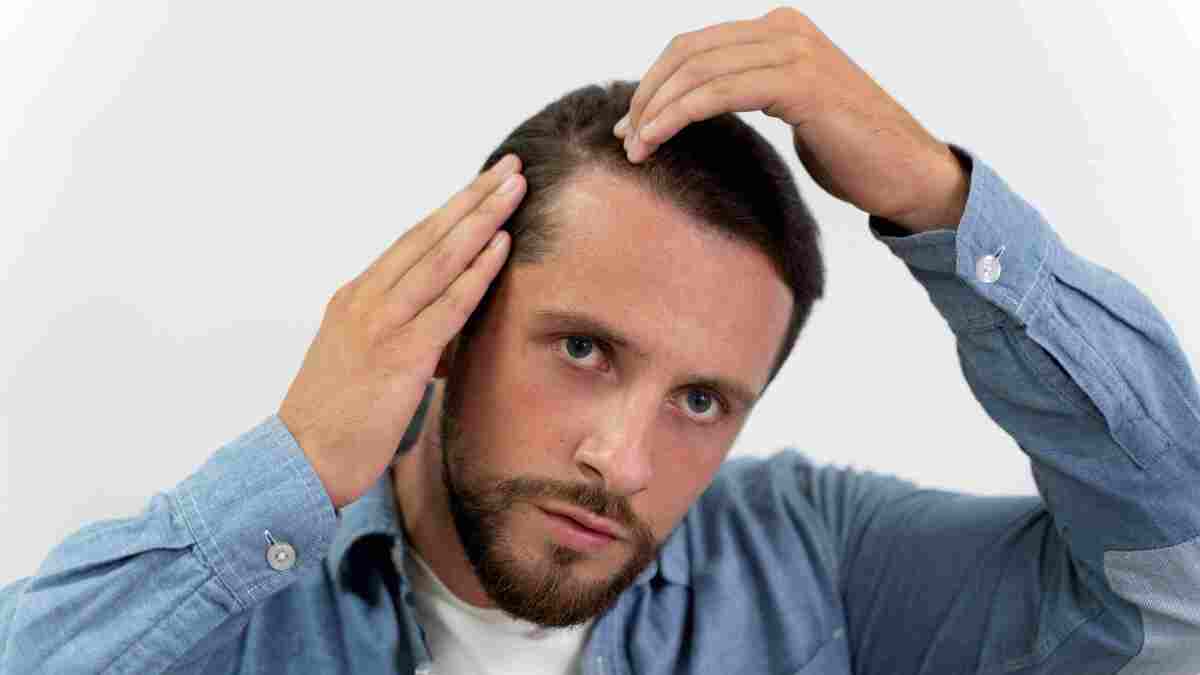 جفاف الفروة والقشرة.. مشكلتان مختلفتان يعاني منهما الرجال