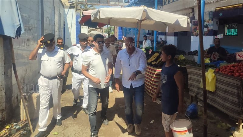جولة لنائب محافظ مطروح بسوق مطروح العمومي للتأكيد على الالتزام بالأسعار ومنع العشوائية (صور)