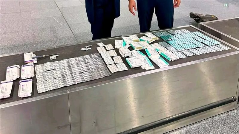 جمارك مطار القاهرة تضبط 3 محاولات تهريب نقد أجنبي وأدوية وأقراص مخدرة