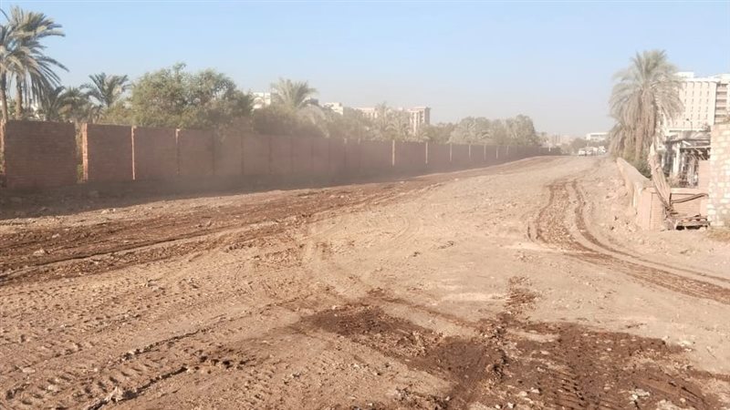 رفع المخلفات وتسوية طريق السفير بدر عبد العاطي ورصف شارع الجامعة بأسيوط