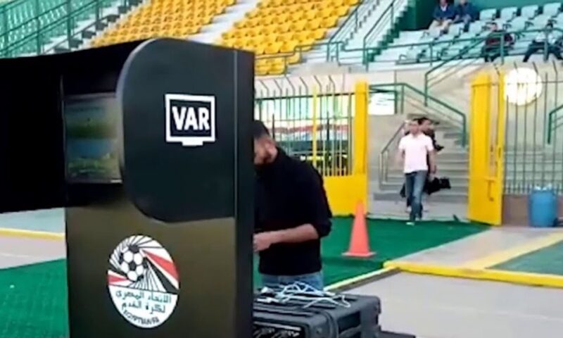 محمد أبو العلا يطالب لجنة الحكام بتوضيح معايير الـVAR و ركلات الجزاء
