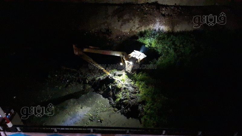 بالمعدات الثقيلة، لحظة تطهير مخرات السيول بالمعنا في قنا (فيديو)
