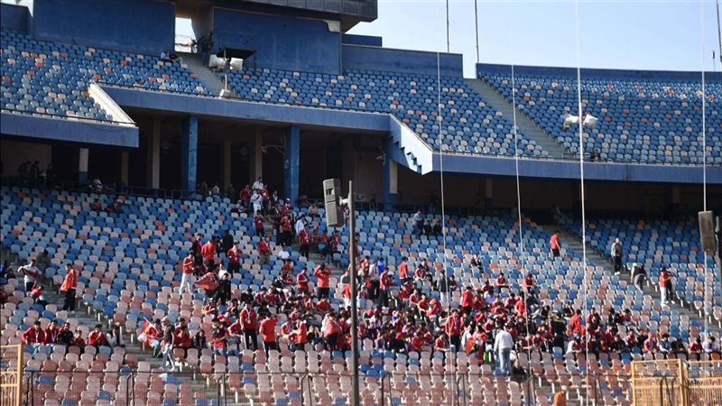 جماهير الأهلي تهاجم طاهر وكوكا وتطالب عموتة بإخراجهما أمام الشرقية إنبي (فيديو)